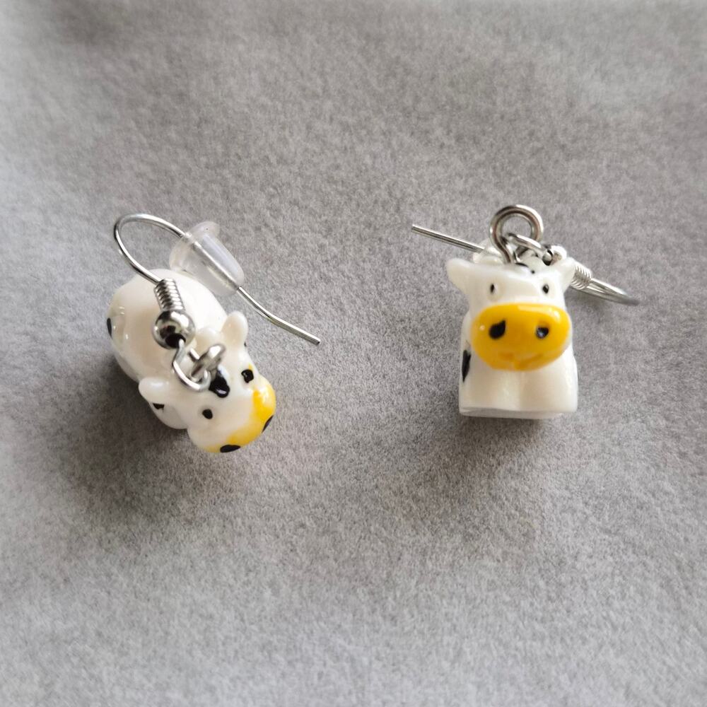 Vtg 3D Plastic Cow Drop Earrings Cottagecore Kitsch Novelty Animal Dangle